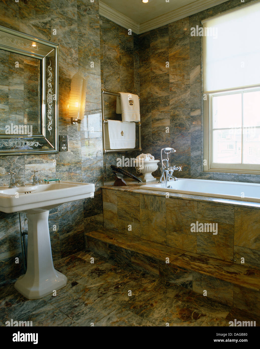 Lavabo sur colonne en dessous de miroir et lumière mur moderne de salle de  bains en marbre gris Photo Stock - Alamy