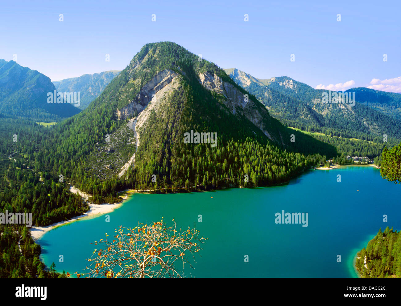 Vue panoramique sur la Pragser Wildsee, Italie, Dolomites Tyrol du Sud, Banque D'Images