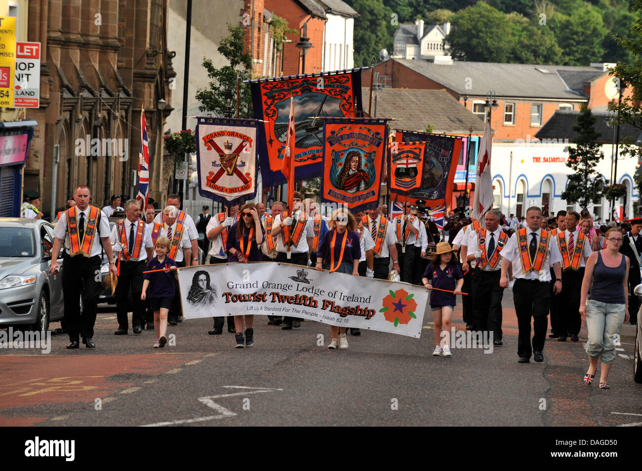 Londonderry, en Irlande du Nord, Royaume-Uni. 12 juillet 2013. Un ordre d'Orange parade commémorant le 325e anniversaire de la bataille de la Boyne passer paisiblement lorsque des loges locales est retourné à la ville après une journée de marche. Crédit photo : George Sweeney / Alamy Live News. Banque D'Images