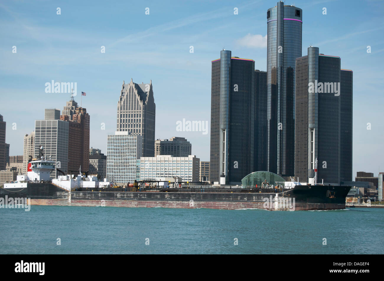 Skyline avec Detroit Detroit et une barge Banque D'Images