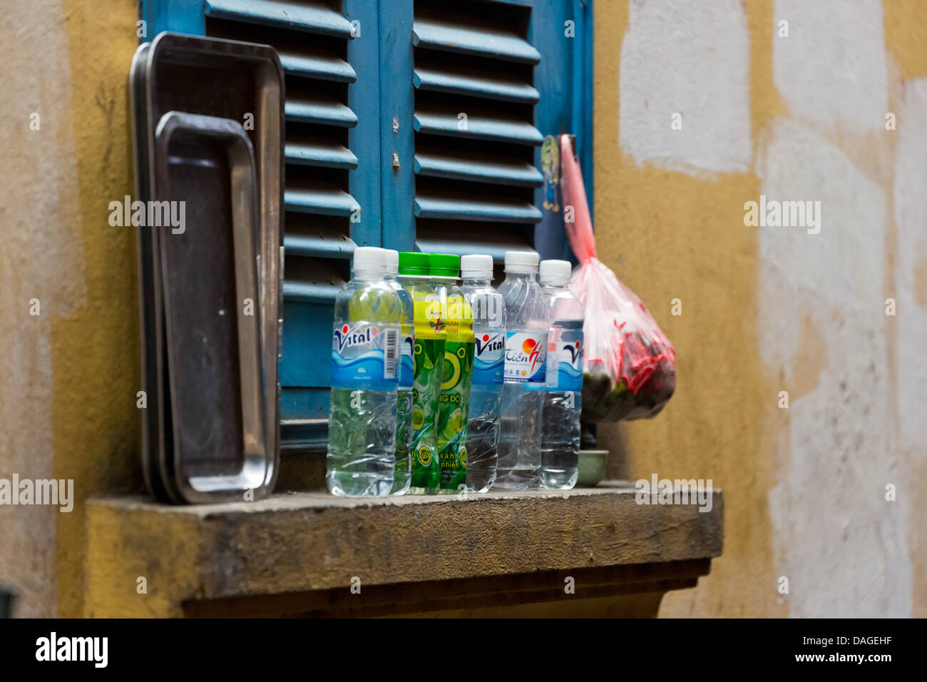 Les bouteilles en plastique sur un rebord à Hanoi, Vietnam Banque D'Images