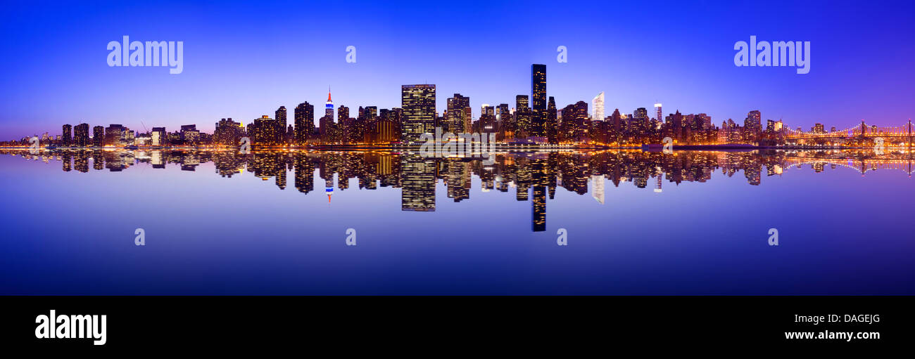 Manhattan skyline à travers l'East River à New York. Banque D'Images
