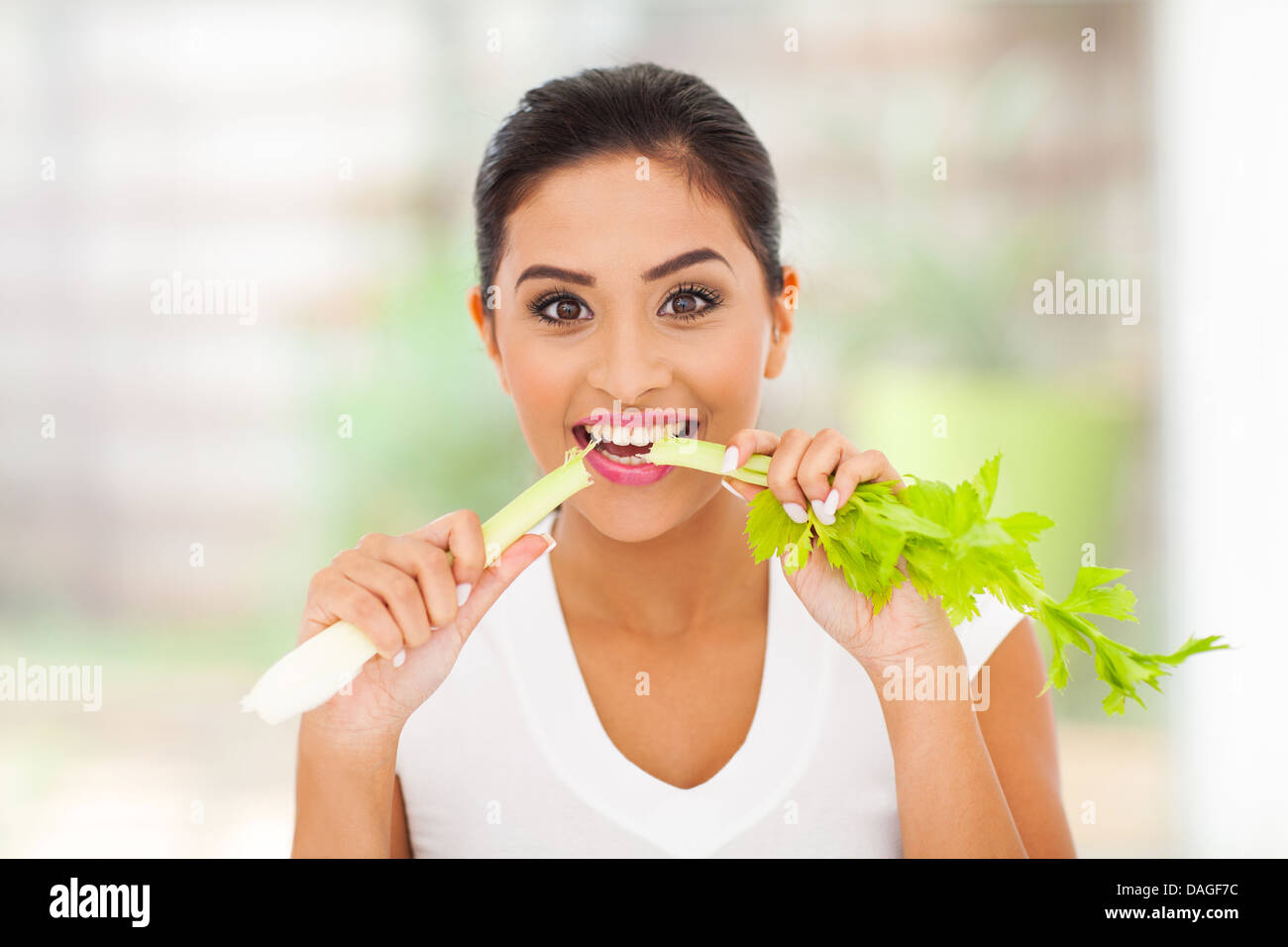 Portrait of happy young female l'alimentation végétarienne le céleri Banque D'Images