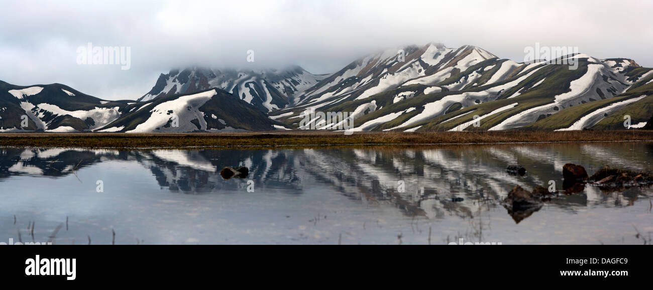 Vue panoramique de l'image composite de montagnes couvertes de neige dans la région de Landmannalaugar - Sud de l'Islande Banque D'Images