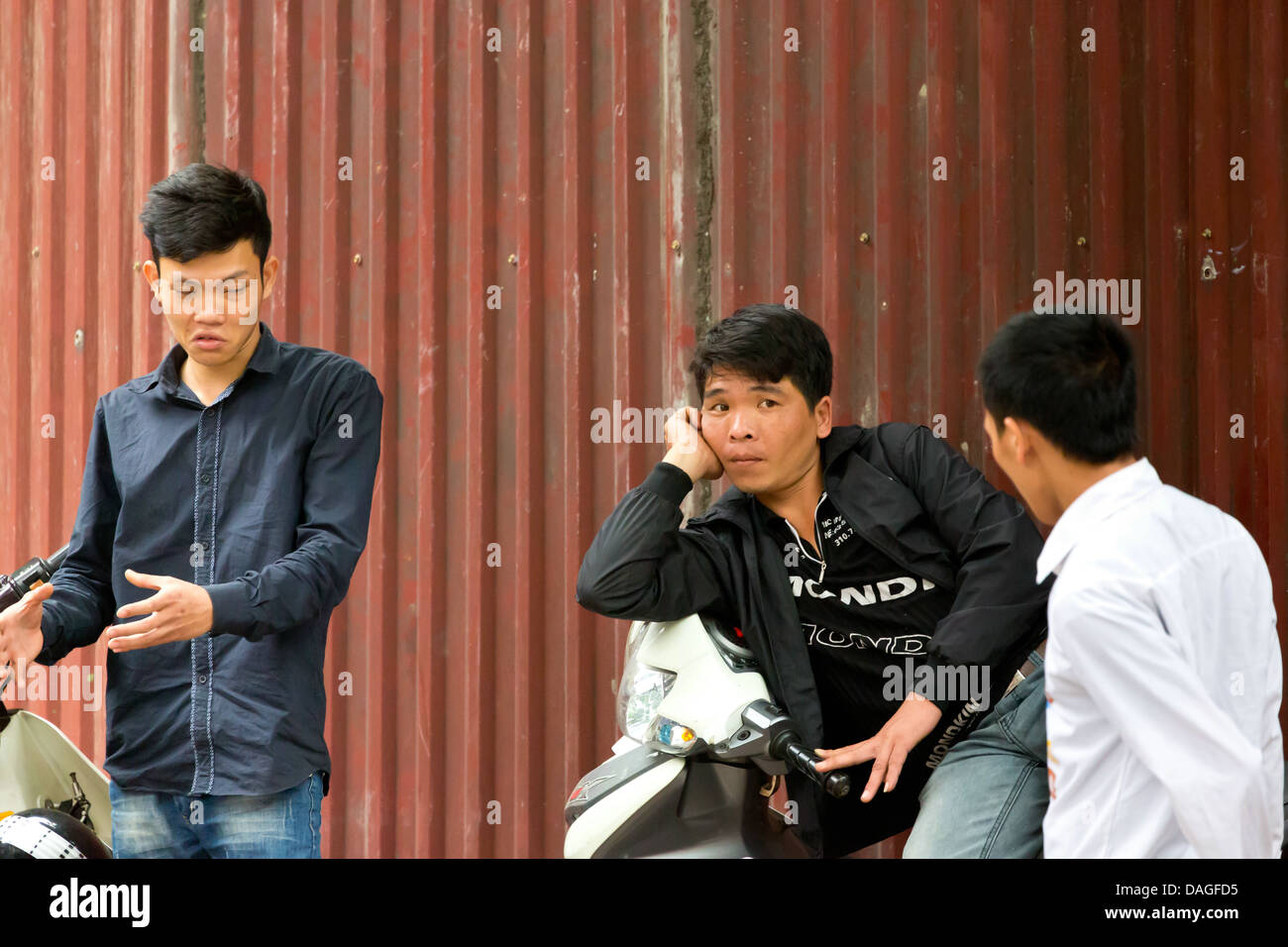 La vie quotidienne typique dans les rues de Hanoi, Vietnam Banque D'Images