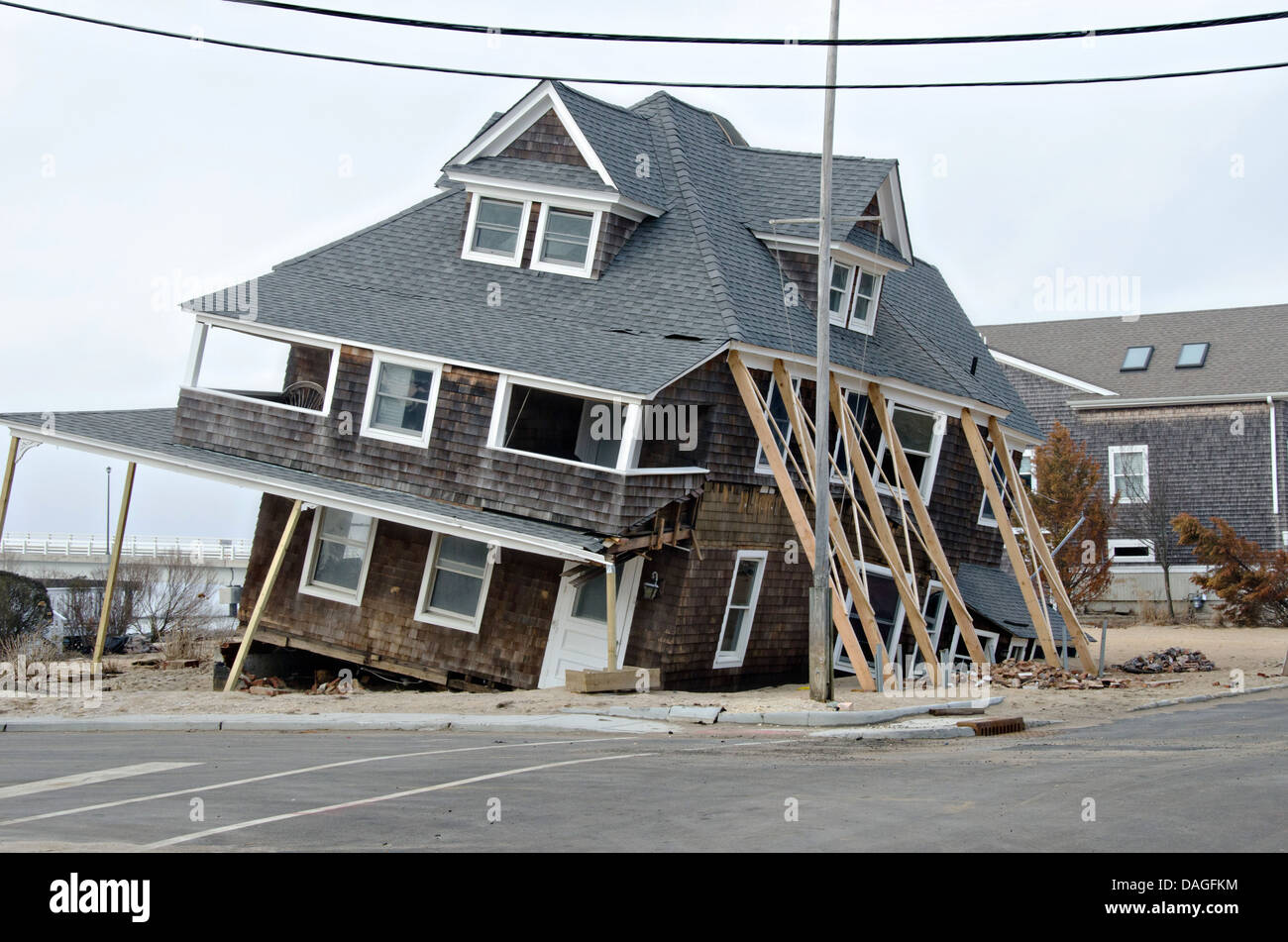 Un accueil renversé de la fondation par l'Ouragan Sandy comme nettoyer continue à la suite le 31 janvier 2013 à Mantoloking, NJ. Banque D'Images