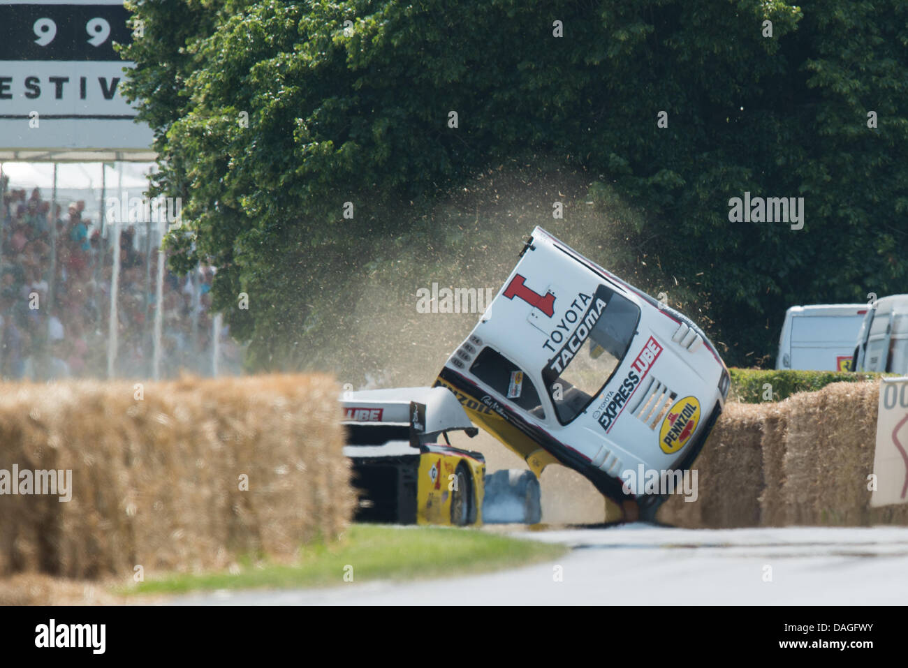 Goodwood, West Sussex, UK. 12 juillet 2013. Rod Millen dans la Toyota Tacoma '4610' s'écrase dans des balles de foin l'envoi le toit et capot volant dans l'air lors de son deuxième run jusqu'à la colline sur Friday's Goodwood Festival of Speed 2013. Chauffeur indemne. Credit : MeonStock/Alamy Live News Banque D'Images