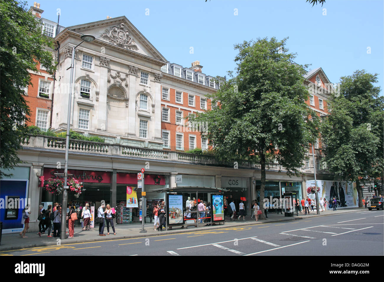 La Kensington High Street, Londres, Angleterre, Grande-Bretagne, Royaume-Uni, UK, Europe Banque D'Images