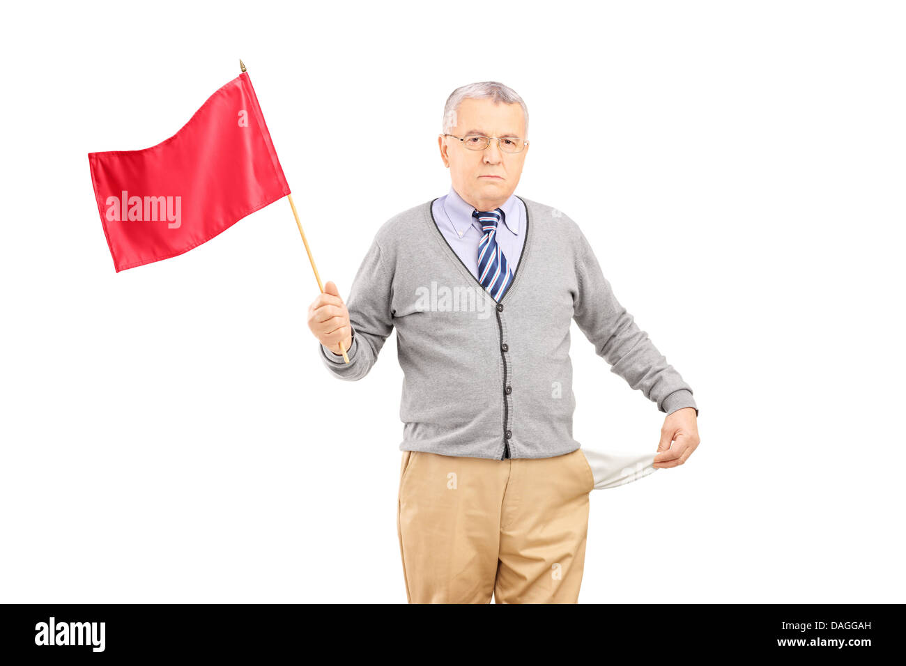 Sad man qui agitait un drapeau rouge et montrant sa poche vide Banque D'Images