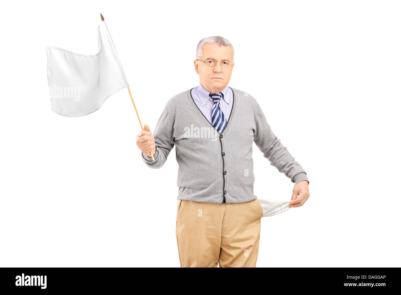 Sad man qui agitait un drapeau blanc et montrant sa poche vide Banque D'Images
