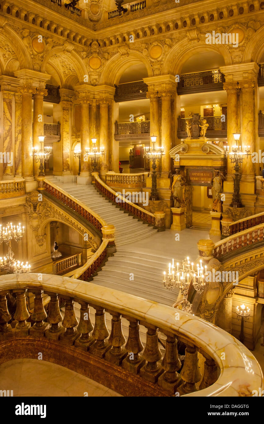 Grand escalier d'entrée Palais Garnier - Opéra, Paris France Banque D'Images