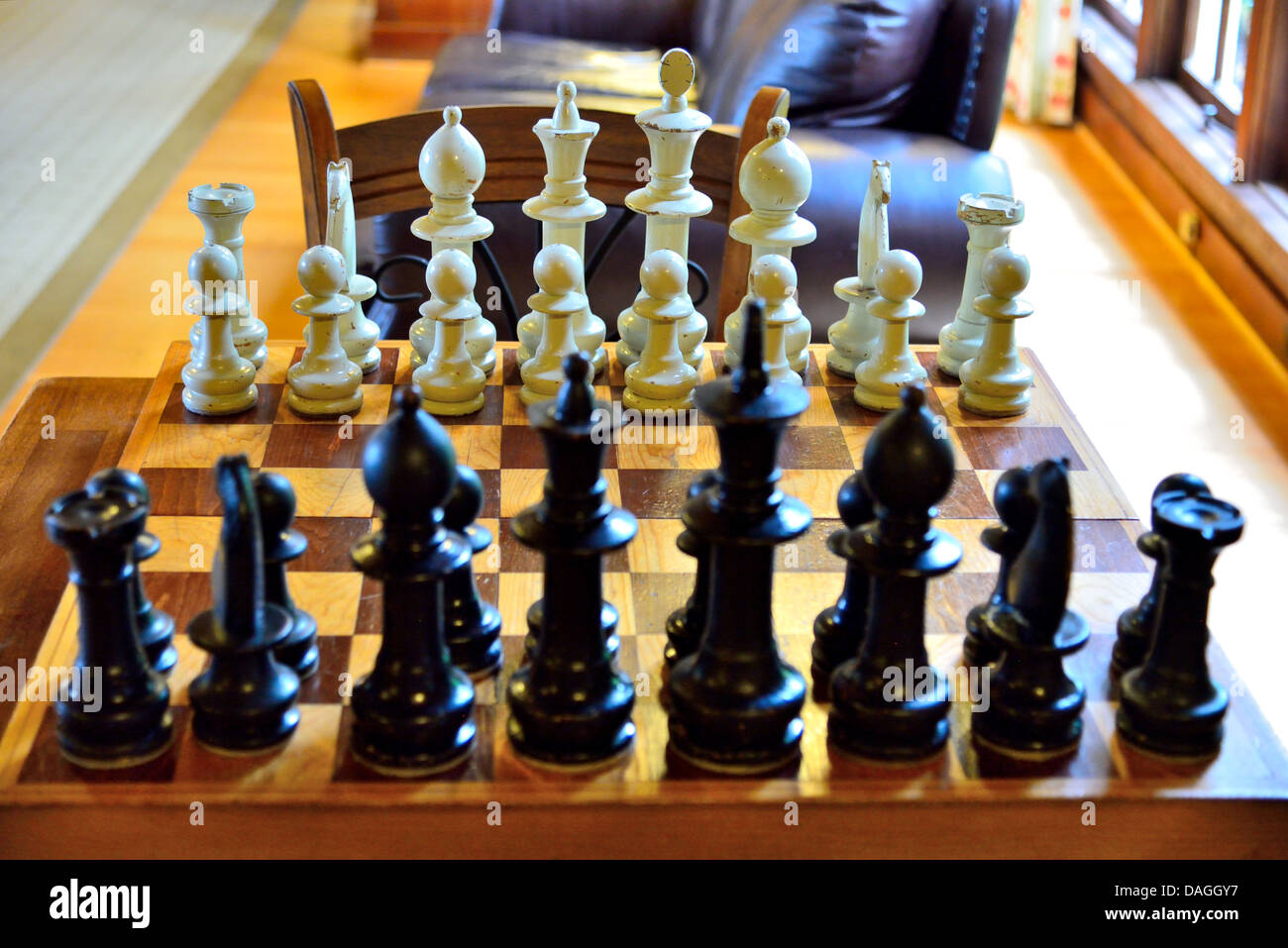 Le jeu d'échecs en bois. Banque D'Images