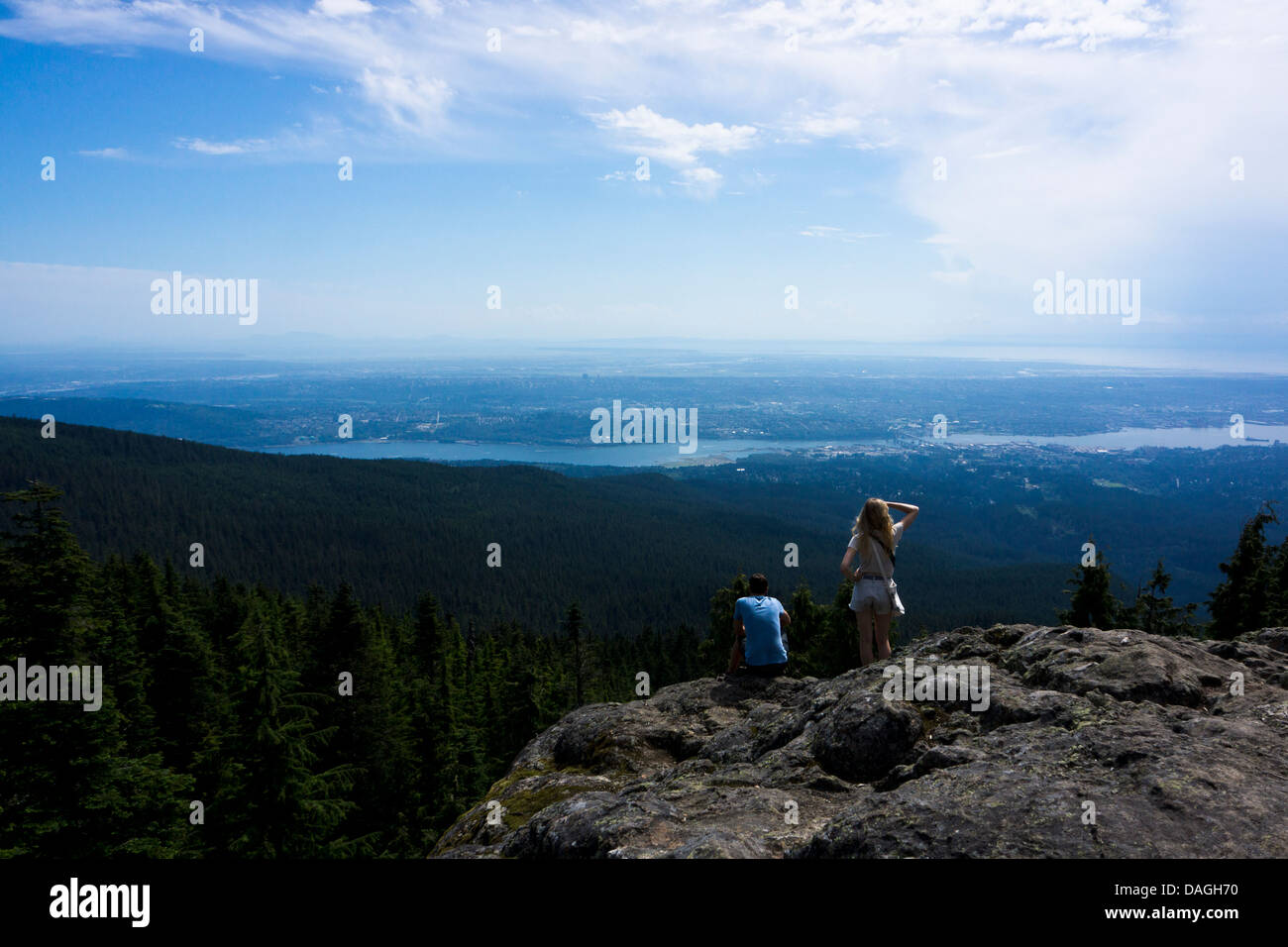 Vue sur Vancouver et les basses terres de la C.-B. à partir de la montagne de chien dans le Parc provincial Mount Seymour, North Vancouver, BC, Canada Banque D'Images