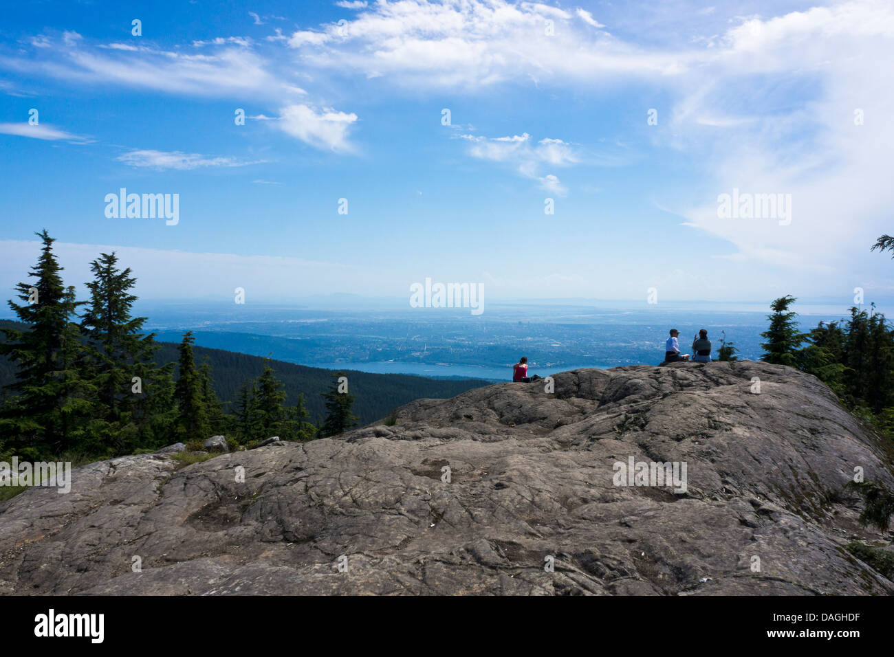 Vue sur BC lower mainland de chien dans la montagne du Parc provincial Mount Seymour, North Vancouver, Colombie-Britannique, Canada Banque D'Images