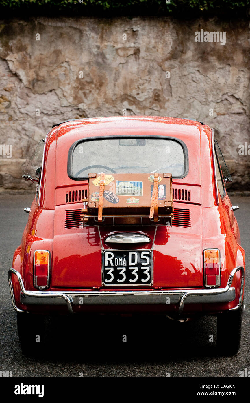 Fiat 500 Vintage orange Bambino stationnés dans les rues de Rome, Italie Banque D'Images