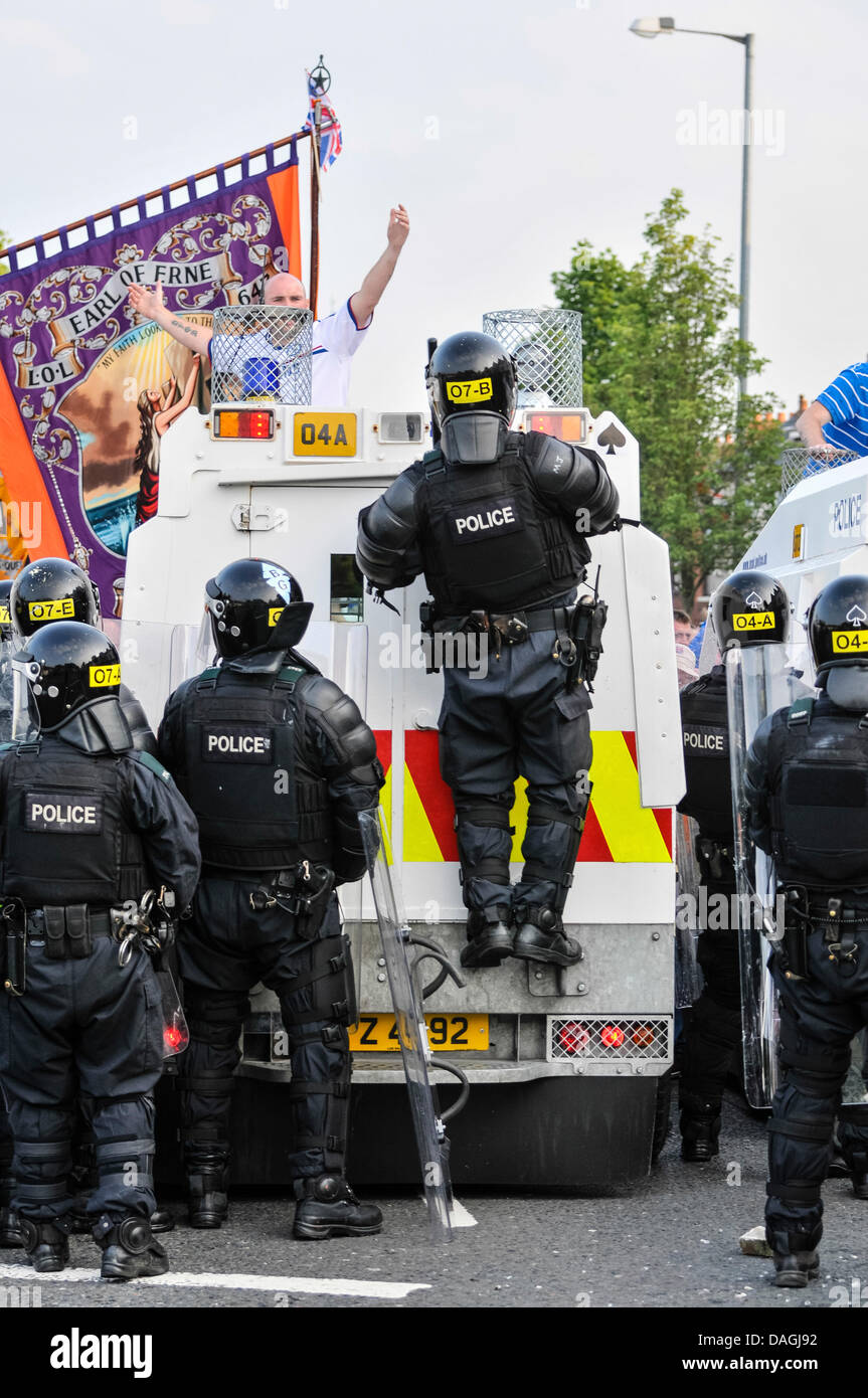 Belfast, en Irlande du Nord, 12 juillet 2013 - Un policier monte sur un véhicule blindé landrover à dissiper un émeutiers loyalistes comme émeute sur route Woodvale après ne plus être autorisé à défilé dans la partie supérieure de la route Crumlin Crédit : Stephen Barnes/Alamy Live News Banque D'Images