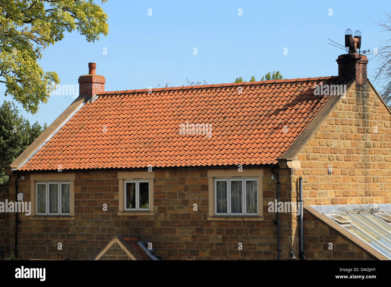 Extérieur de maison en brique avec des toits de tuiles rouges, en Angleterre. Banque D'Images