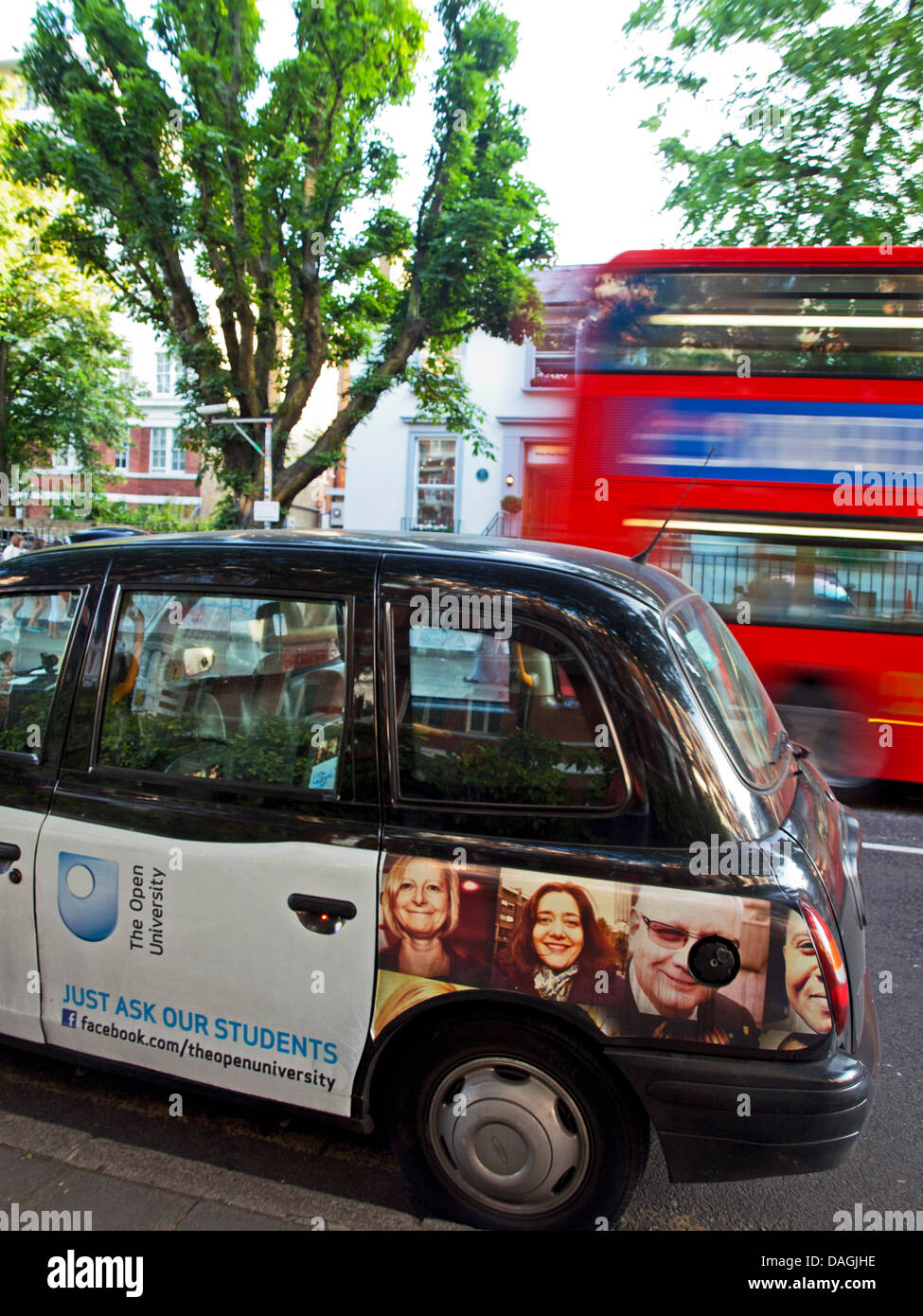 Cabine iconique stationnés devant les studios d'Abbey Road, St John's Wood, Londres, Angleterre, Royaume-Uni Banque D'Images