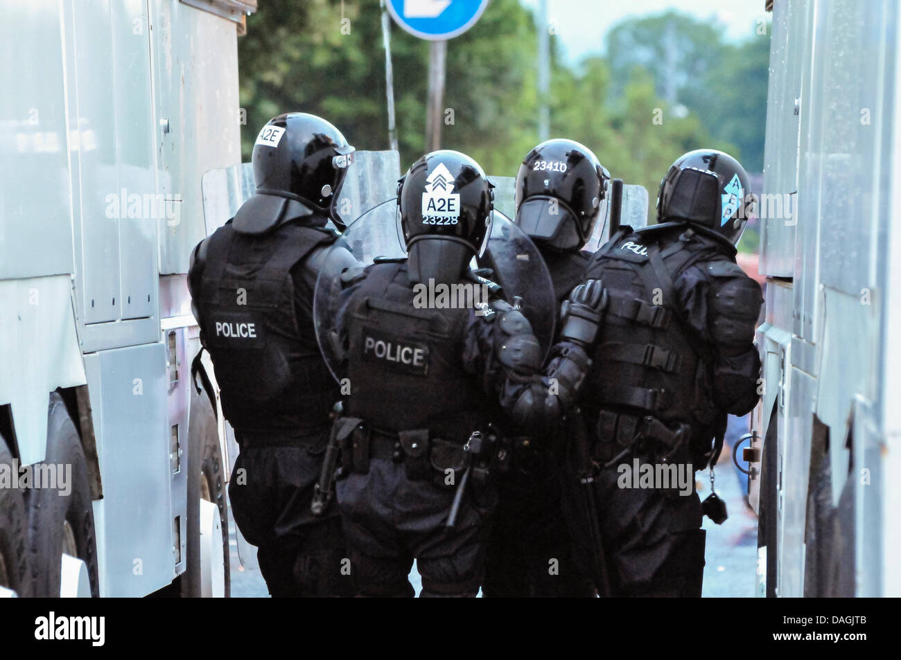 Belfast, en Irlande du Nord, 12 juillet 2013 - Agents PSNI bloquer une route comme une foule d'émeutes Crédit : Stephen Barnes/Alamy Live News Banque D'Images