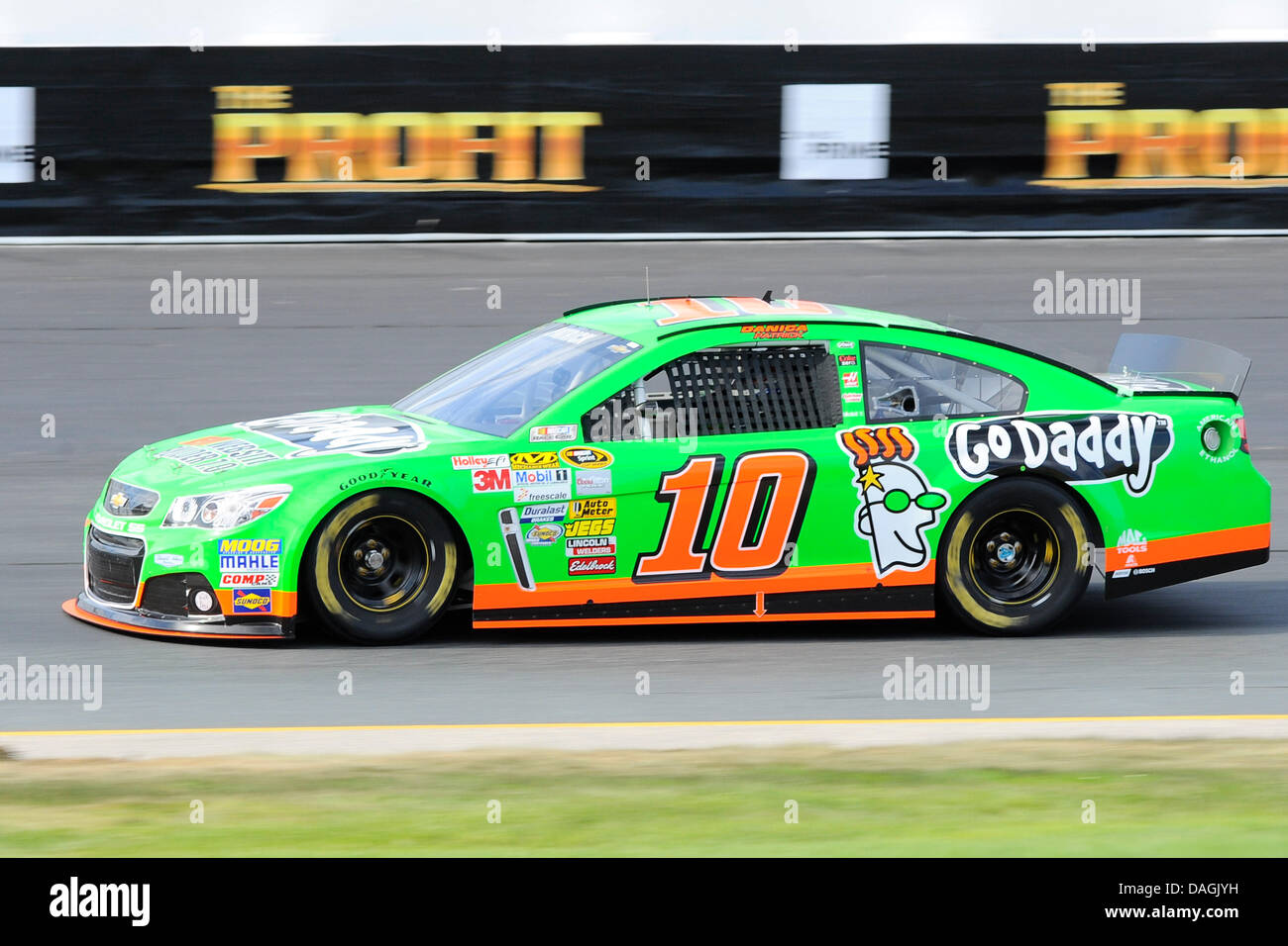 Loudon, NH, USA. 12 juillet, 2013. 12 juillet 2013 - Loudon, New Hampshire aux États-Unis - Sprint Cup Series driver Danica Patrick (10), à l'occasion de la NASCAR Sprint Cup Series, Camping World RV Sales 301 race qui aura lieu à la New Hampshire Motor Speedway de Loudon, New Hampshire. Eric Canha/CSM/Alamy Live News Banque D'Images