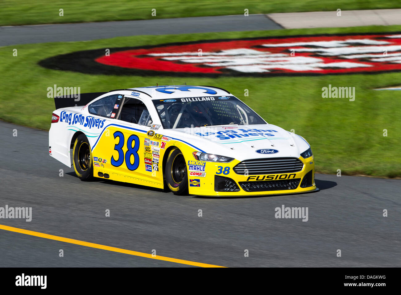 Loudon, NH, USA. 12 juillet, 2013. Loudon, NH - 12 juil 2013 : David Gilliland (38) apporte sa voiture de course à travers les virages au cours d'une session pratique pour le Camping World RV Sales 301 course sur le New Hampshire Motor Speedway de Loudon, NH. Credit : csm/Alamy Live News Banque D'Images