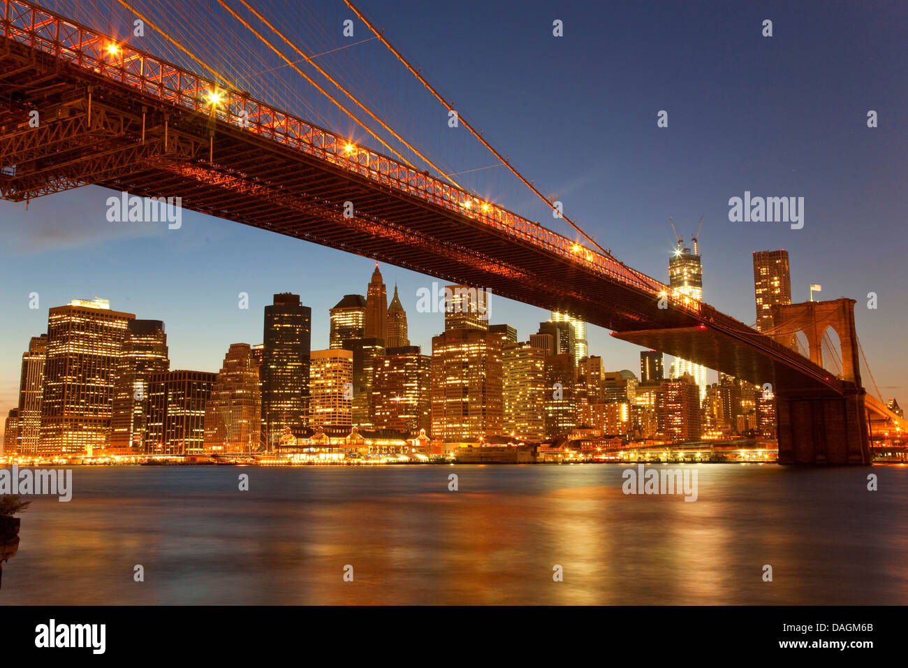 Pont de Brooklyn de nuit éclairé avec des toits de New York dans l'arrière-plan, USA, New York (État), Brooklyn, New York City Banque D'Images