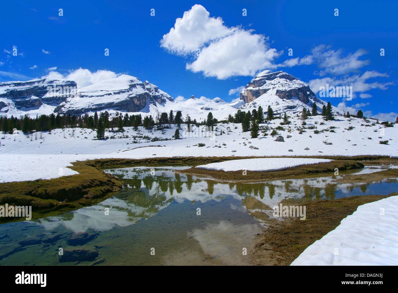 Paysage de montagnes couvertes de neige de Val di Fanes, l'Italie, le Parc National de Fanes, Dolomites Banque D'Images