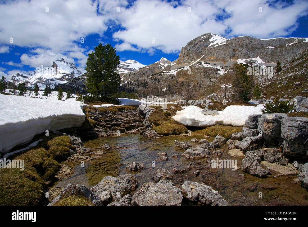 Paysage de montagnes couvertes de neige de Val di Fanes, l'Italie, le Parc National de Fanes Banque D'Images