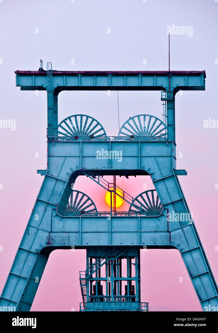 Coal Mine Ewald avec double-pont sur chevalet chevalement sur l'arbre 7 au coucher du soleil, de l'Allemagne, en Rhénanie du Nord-Westphalie, Ruhr, Herten Banque D'Images