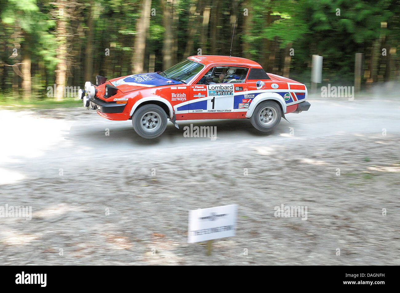 Fiat X1/9 sautant à travers l'étape du rallye forestier. Mike Broad et Fiona ScarrettThe Goodwood Festival of Speed. Banque D'Images