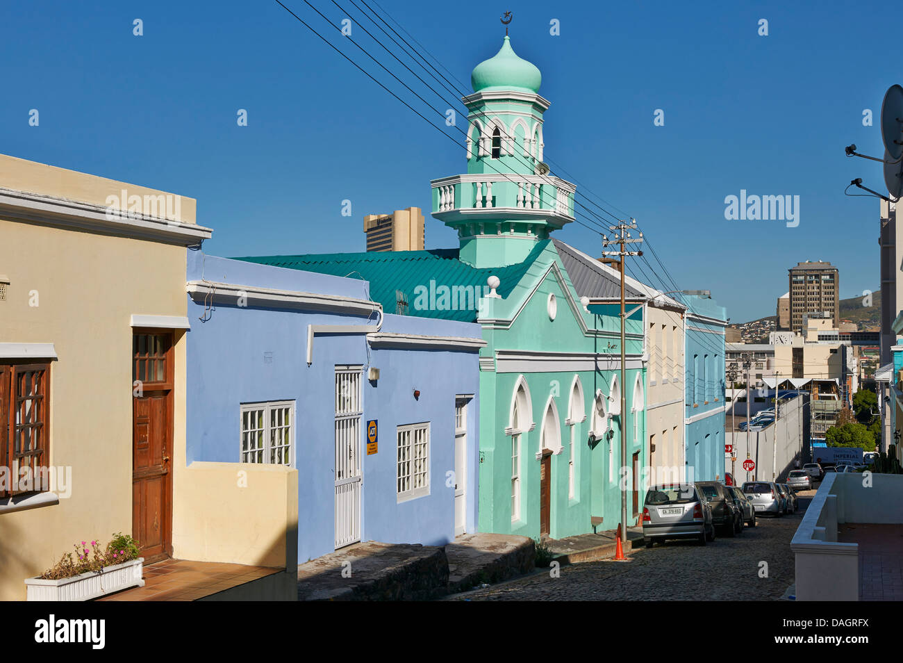 La mosquée verte entre bâtiments colorés dans Bo-Kaap, quartier de Malay, Cape Town, Western Cape, Afrique du Sud Banque D'Images