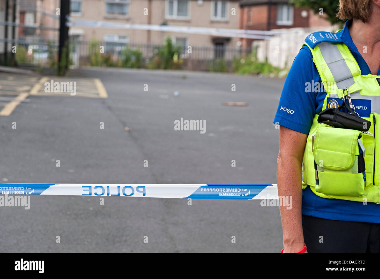 Pcso community support agent à un cordon de police Tipton, West Midlands, Royaume-Uni. 12 juillet 2013. Bombe vernis mosquée Crédit : j4images/Alamy Live News Banque D'Images