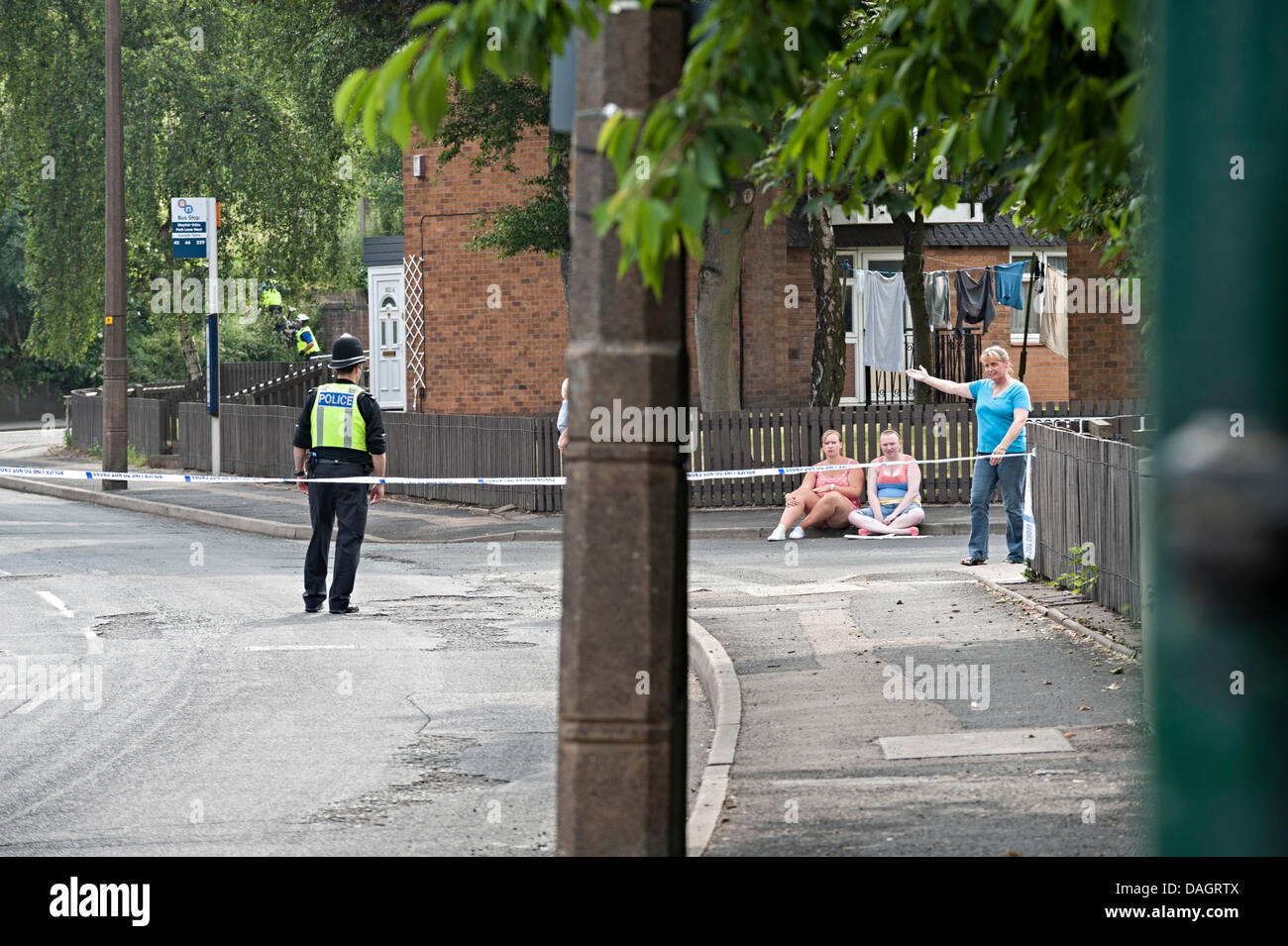 Tipton, West Midlands, Royaume-Uni. 12 juillet 2013. Bombe vernis mosquée Crédit : j4images/Alamy Live News parlant de police aux sections locales dans l'impossibilité de quitter leur maison dans le cordon Banque D'Images