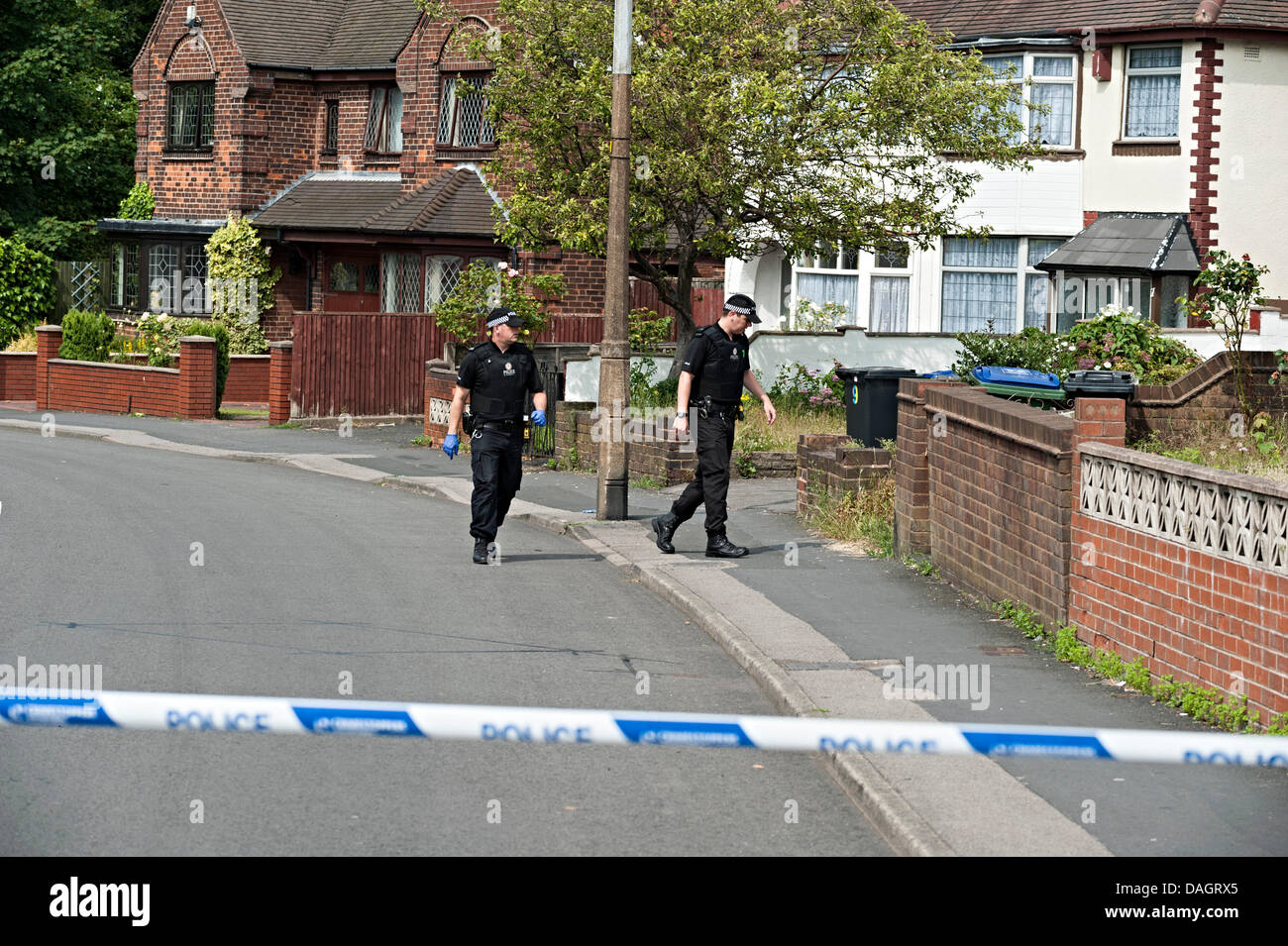 Tipton, West Midlands, Royaume-Uni. 12 juillet 2013. Bombe vernis mosquée Crédit : j4images/Alamy Live News cordon derrière la police Banque D'Images