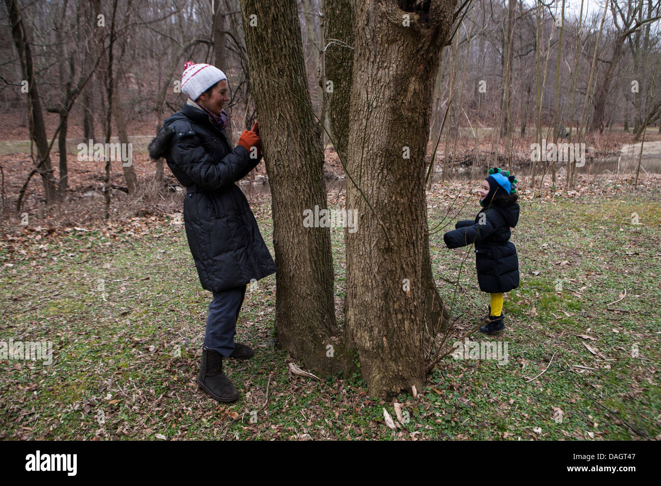 Une mère joue avec sa fille au Rock Creek Park à Washington, DC, USA. Banque D'Images