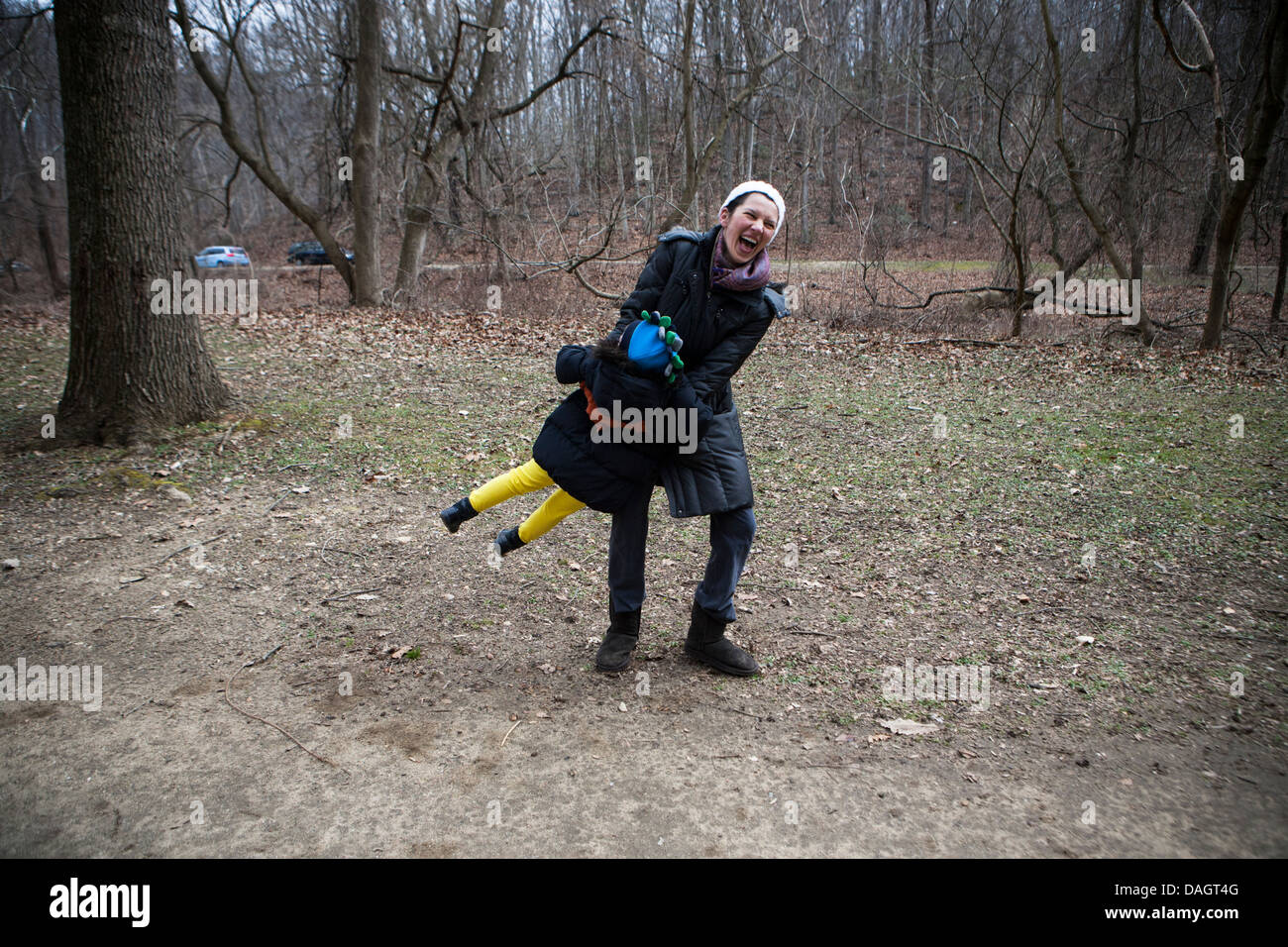 Une mère joue avec sa fille au Rock Creek Park à Washington, DC, USA. Banque D'Images