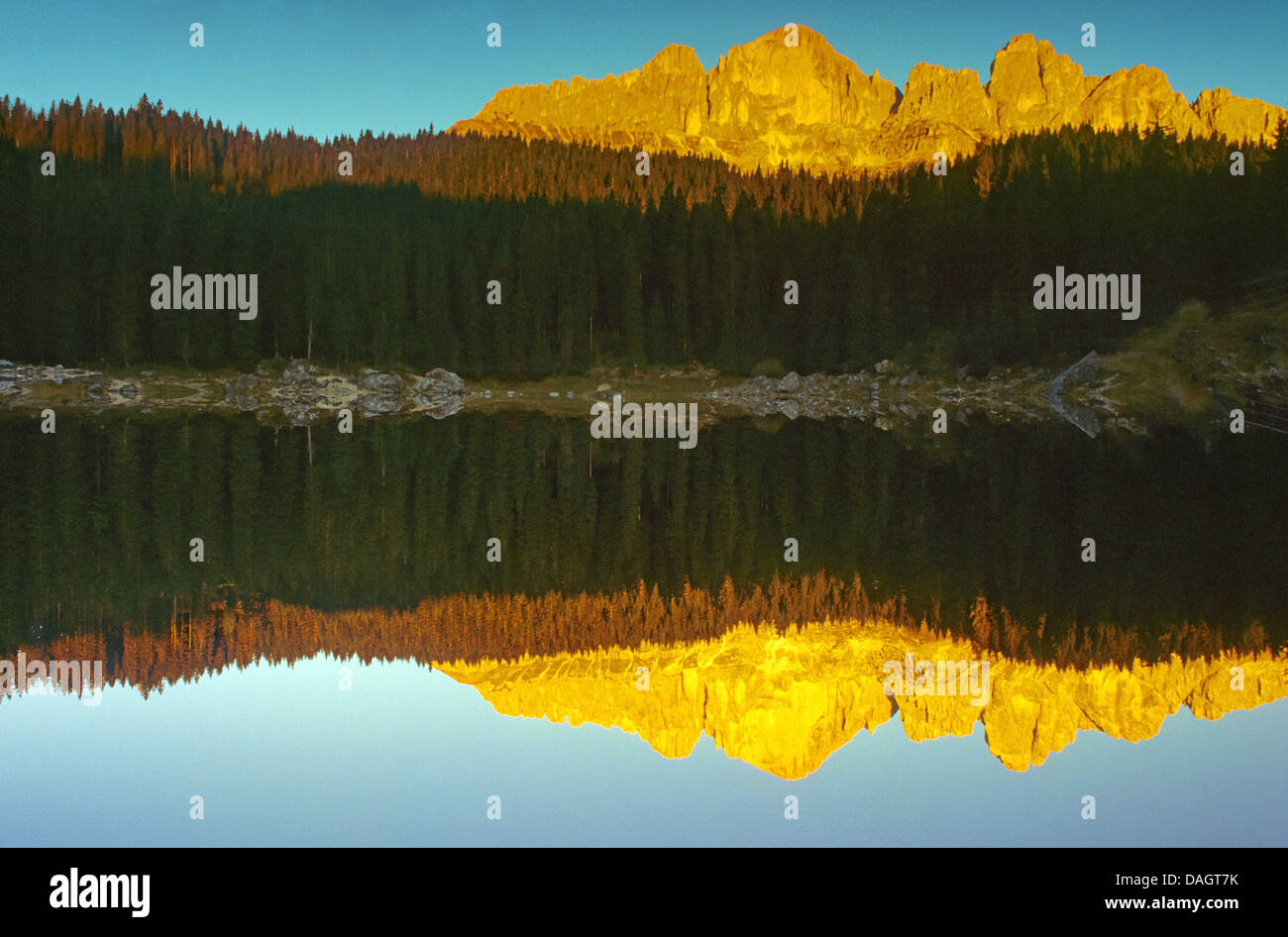 La mise en miroir de Rosengarten Karersee dans lumière du soir, l'Italie, le Tyrol du Sud, Dolomites Banque D'Images