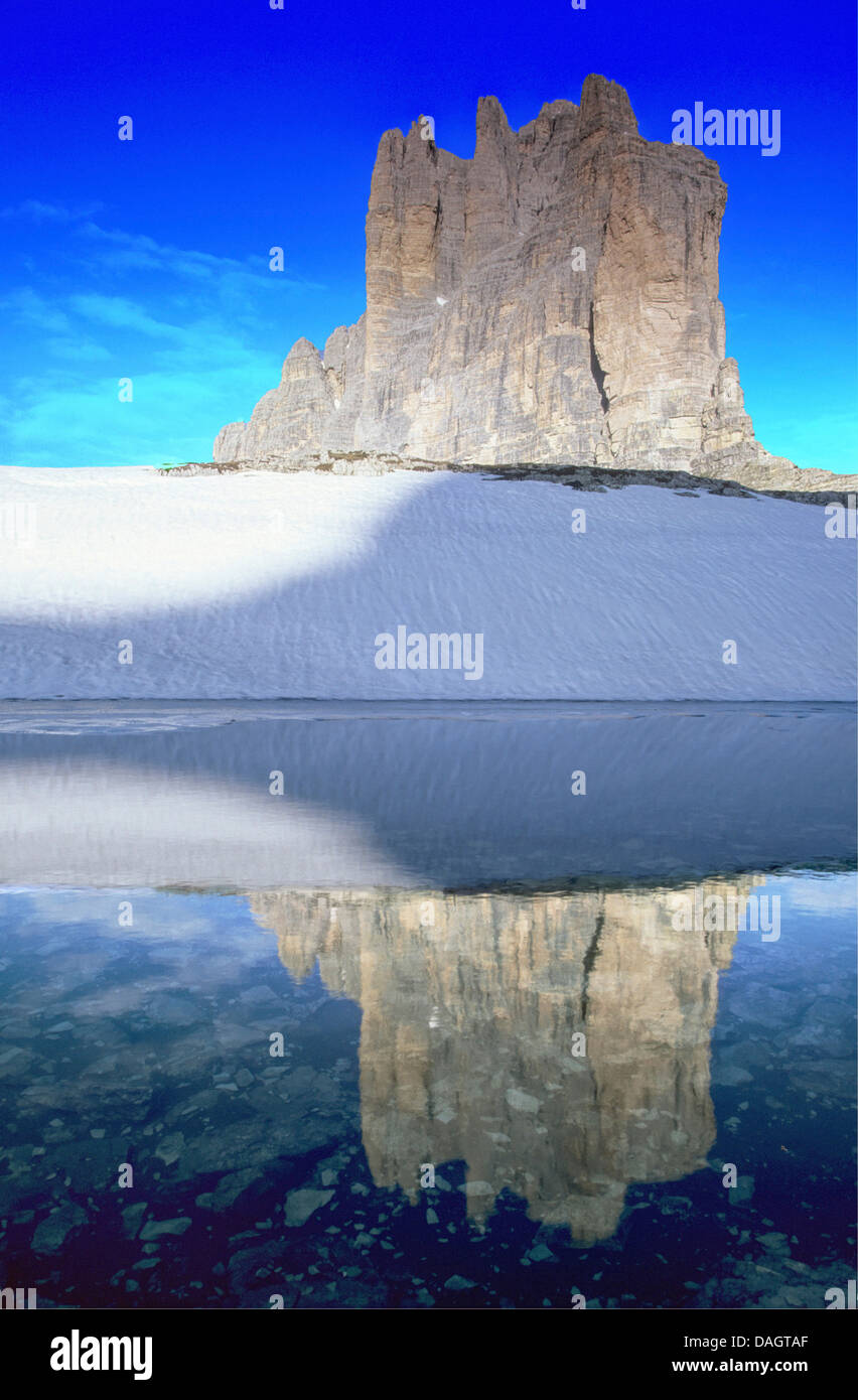 Tre Cime di Lavaredo en miroir dans le lac de montagne, l'Italie, le Tyrol du Sud, les Dolomites de Sesto Banque D'Images