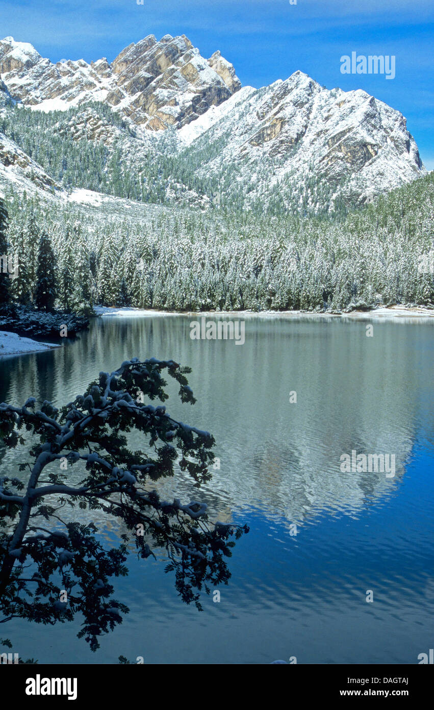 Pragser Wildsee, Maurerkopf Hochalpenkopf et en arrière-plan, l'Italie, le Tyrol du Sud, Dolomites Banque D'Images