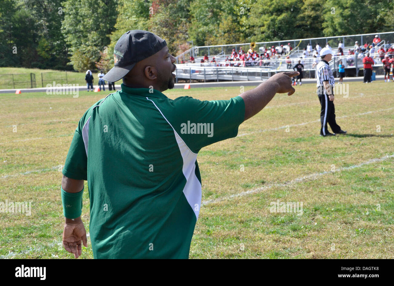 Coach en criant à ses joueurs d'instructions à un match de football de l'école secondaire de Springdale, Maryland Banque D'Images