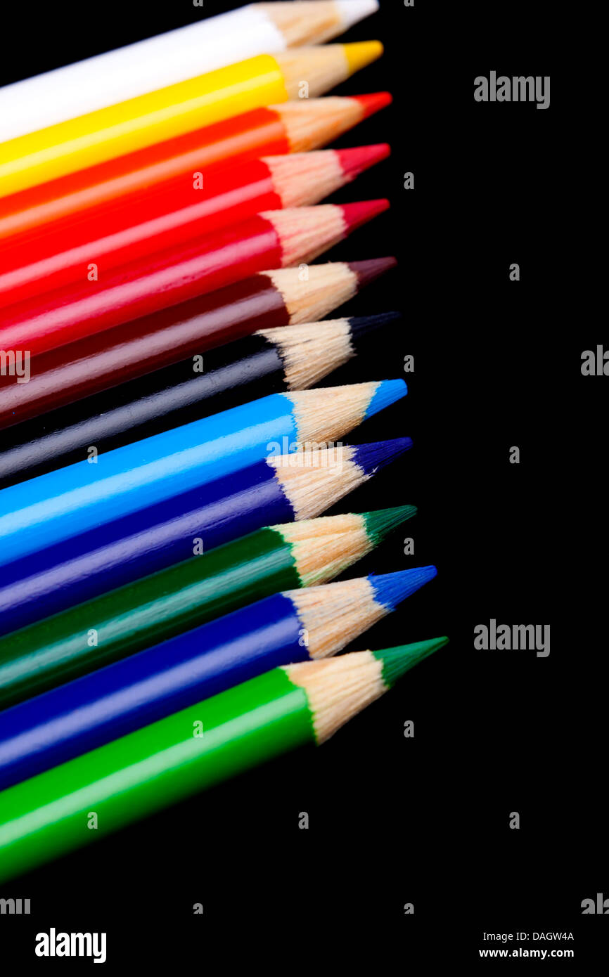 Crayons de couleur isolé sur fond noir Banque D'Images
