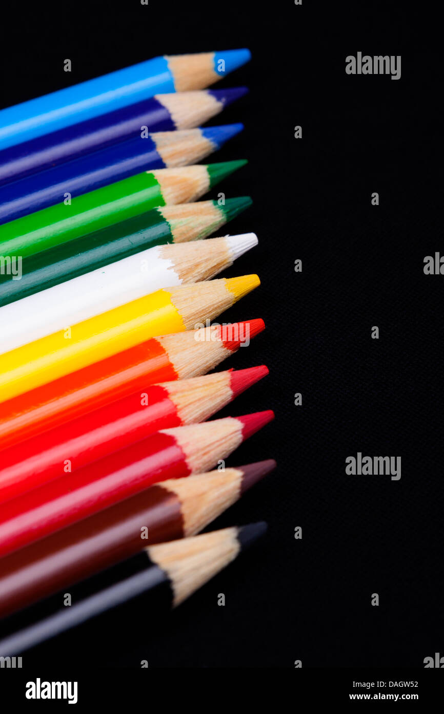 Crayons de couleur isolé sur fond noir Banque D'Images