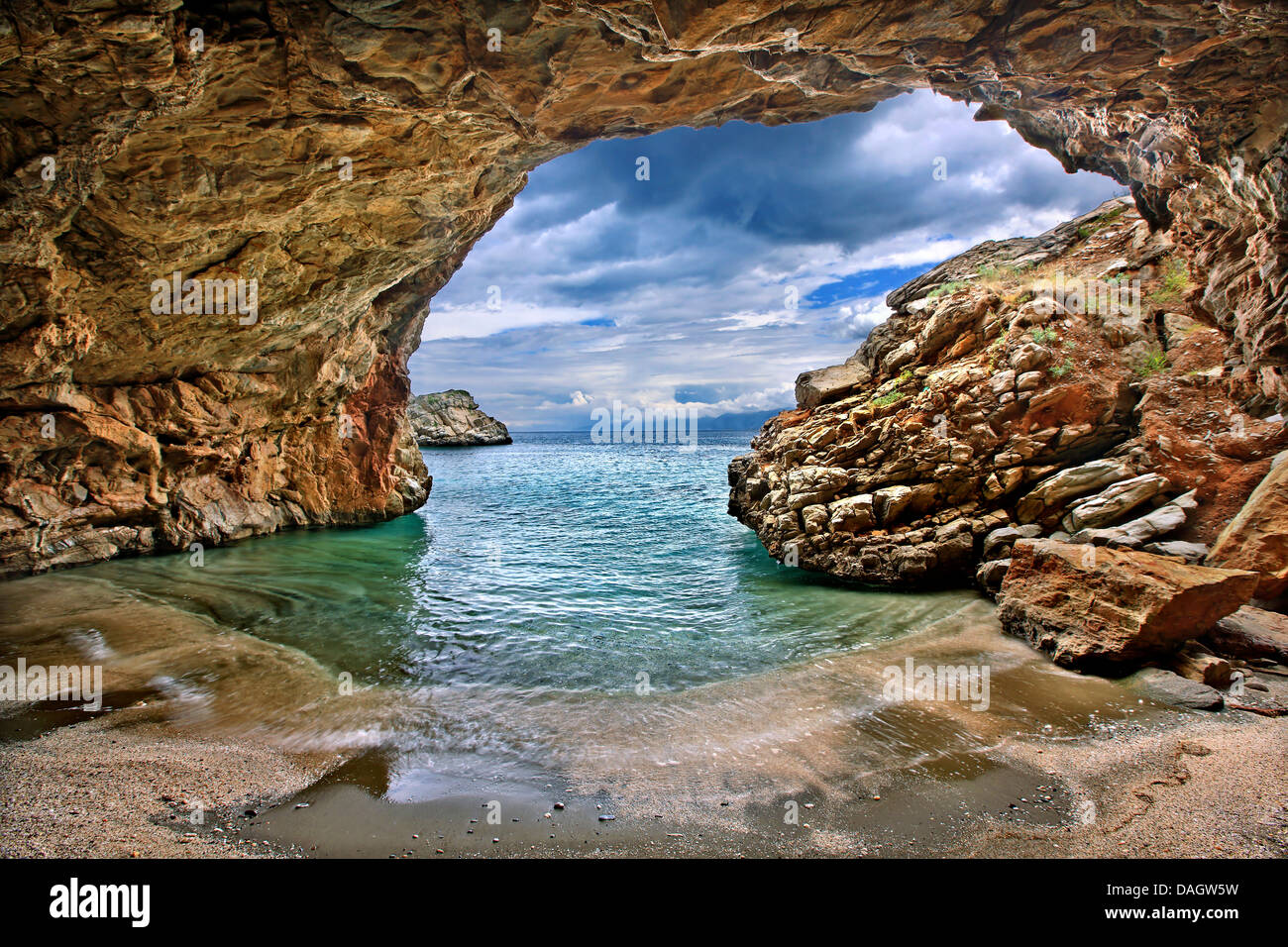 Grotte de la mer à côté de plage de Limnionas, près de Mesochoria, village de l'île d'Eubée, Grèce. Banque D'Images