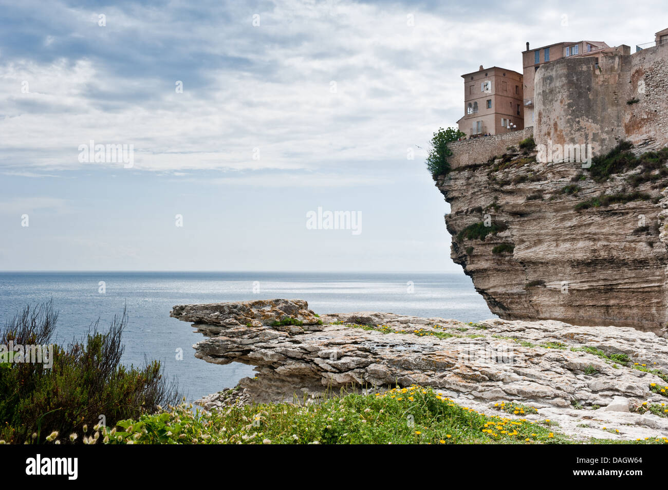 Bonifacio, Corse - 6 mai 2013 : maisons de la cité médiévale sur les falaises de calcaire de Bonifacio. Au cours de l'été Banque D'Images