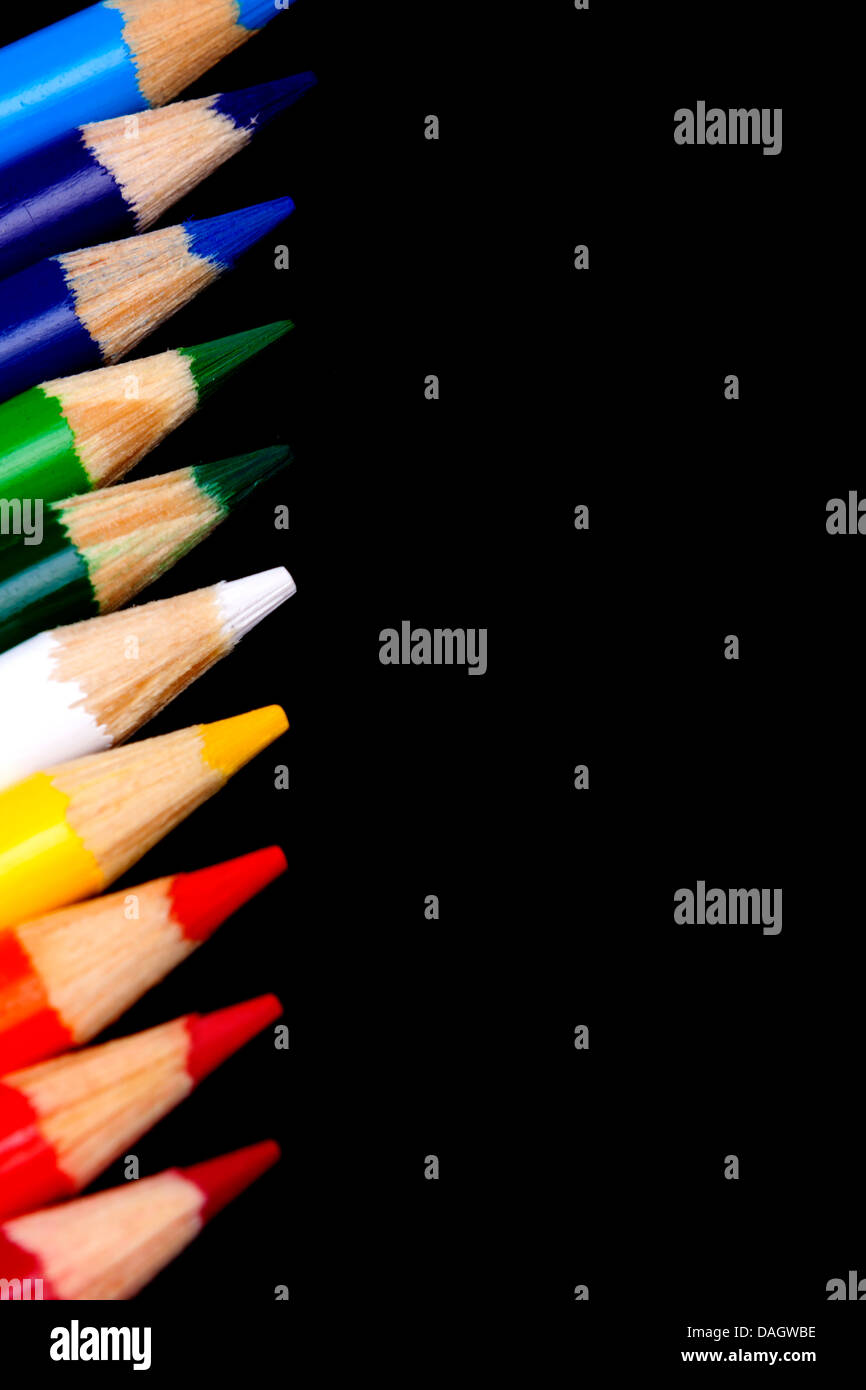 Crayons de couleur isolé sur fond noir Banque D'Images