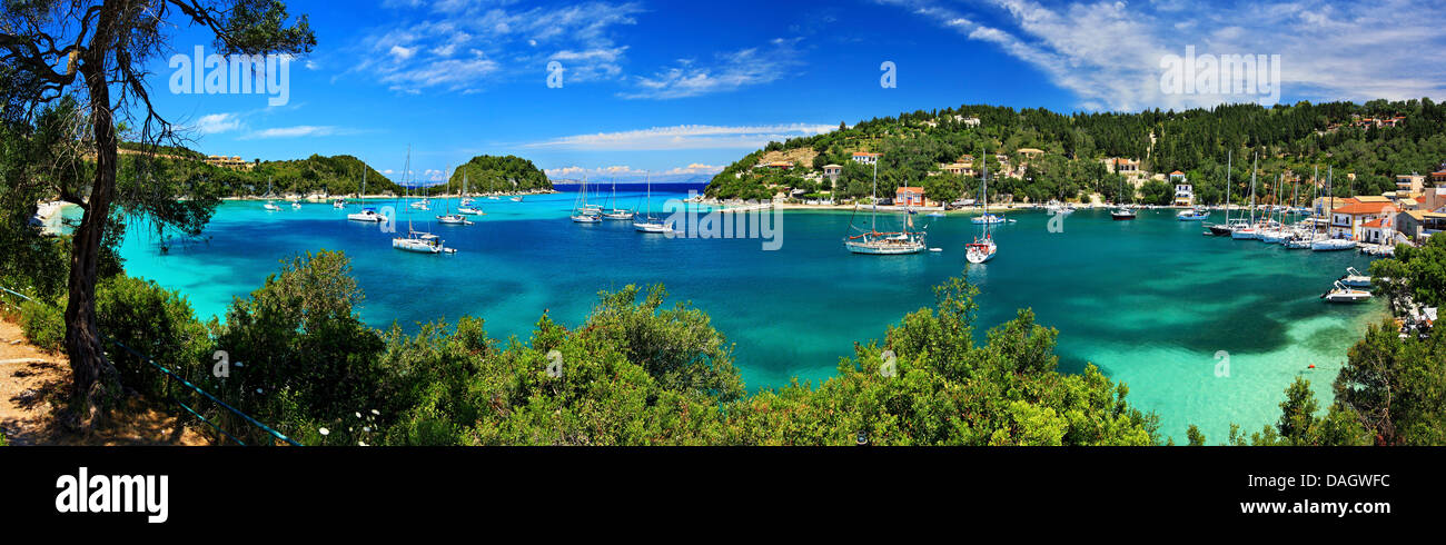 Vue panoramique (4 photos 'stiched') de Lakka bay et l'île de Paxos, village, Mer Ionienne, Eptanisa ('Smême), des îles de la Grèce. Banque D'Images