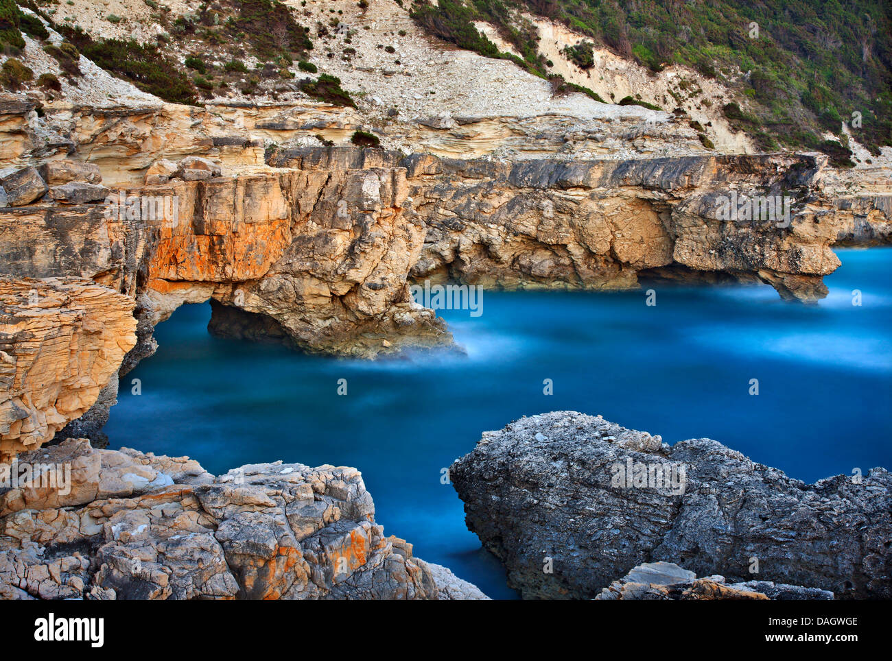 Arches rocheuses très proche de Planoi beach, Paxos ('Paxi'), île de la mer Ionienne, l'Eptanisa ('Smême), des îles de la Grèce. Banque D'Images