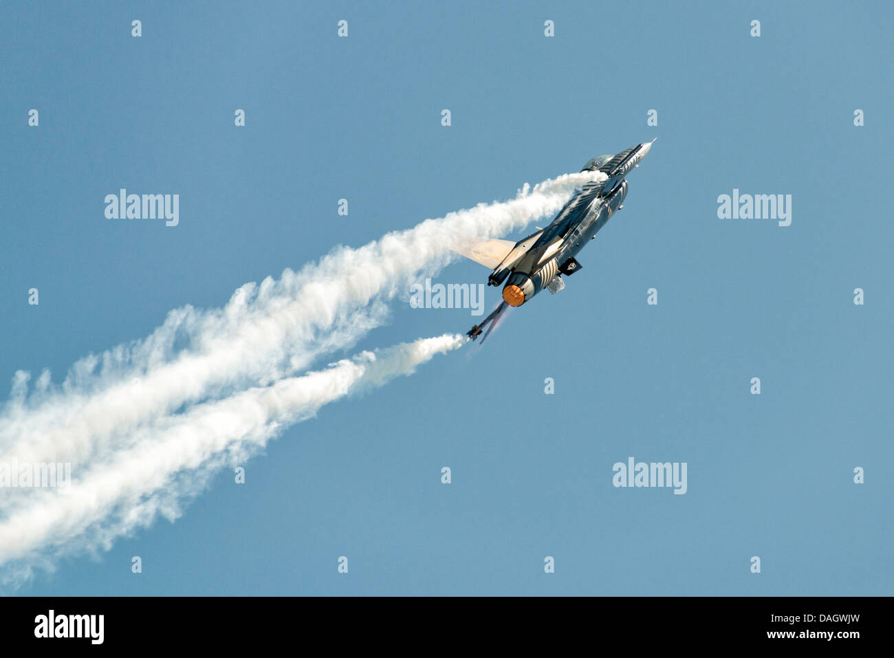 De l'air turque Démonstration Solo F-16 Fighter Jet s'affiche en 2013 RAF Waddington Air Show. Banque D'Images