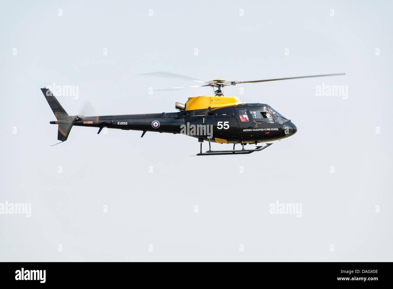 Un Eurocopter AS-350BB de la Défense Helicopter Flying School voler dans l'Air Show avec certains Waddington flèches rouges les pilotes Banque D'Images