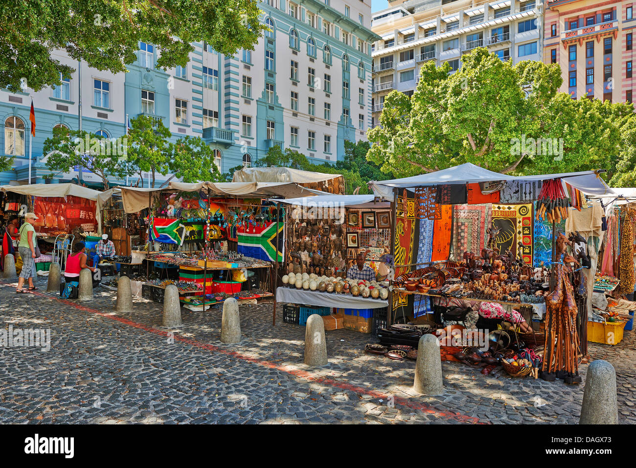 Les étals de marché avec de l'artisanat et souvenirs sur Greenmarket Square, Cape Town, Western Cape, Afrique du Sud Banque D'Images